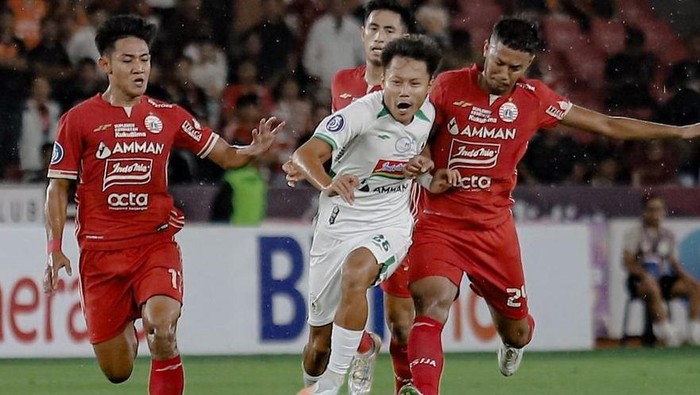 Rifky Suryawan (putih) saat berseragam PSS Sleman.
