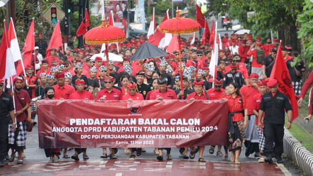 Rombongan kader PDIP Tabanan dipimpin I Komang Gede Sanjaya selaku Ketua DPC jalan kaki dari TMP Pancaka Tirta ke KPU untuk mendaftar bacaleg Pemilu 2024. (chairul amri simabur/detikBali)