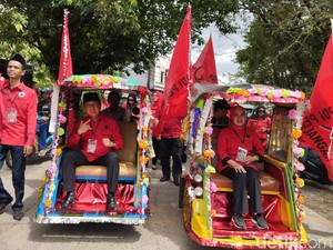 PDIP Makassar Daftarkan Bacaleg ke KPU Pakai Bentor-Diiringi Pertunjukan Adat