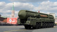 Salah satu yang menjadi pusat perhatian adalah sistem rudal balistik antarbenua Yars Rusia. Rudal ini memiliki jangkauan target hingga 12.000 kilometer. Yars dapat membawa hulu ledak nuklir. Rudal ini juga dirancang untuk melawan sistem pertahanan rudal musuh dan memiliki peluang 60 persen bisa menembus pertahanan lawan. Pelagiya Tikhonova/Moscow News Agency/REUTERS