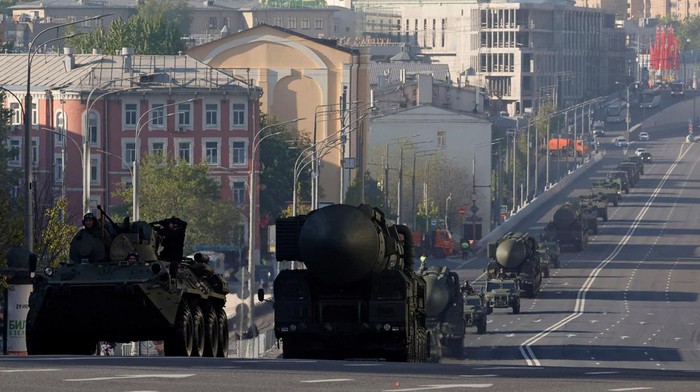 Rusia Pamer Rudal Balistik Mematikan Saat Parade Hari Kemenangan Russian Yars intercontinental ballistic missile systems and other armoured vehicles drive along a street before a military parade on Victory Day, which marks the 78th anniversary of the victory over Nazi Germany in World War Two, in Moscow, Russia May 9, 2023. REUTERS/Shamil Zhumatov