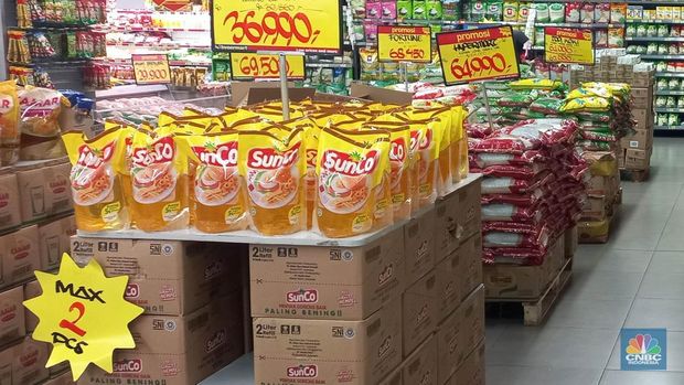 Sejumlah produk minyak goreng di salah satu pusat perbelanjaan di Jakarta, Kamis (11/5/2023). (CNBC Indonesia/Muhammad Sabki)
