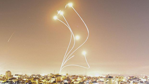 Sistem pertahanan udara Iron Dome Israel mencegat roket yang diluncurkan dari Kota Gaza, pada 10 Mei 2023. Tentara Israel dan militan Gaza saling tembak lintas batas pada 10 Mei, dengan 22 warga Palestina tewas selama dua hari di tengah eskalasi kekerasan terburuk yang melanda kota tersebut. wilayah pesisir dalam beberapa bulan. (MAHMUD HAMS/AFP via Getty Images)