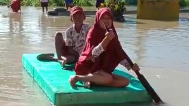 Siswa SDN 668 Pompengan Luwu menggunakan rakit untuk ke sekolah.