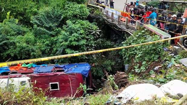 Sopir dan kernet bus yang masuk jurang sungai di kawasan wisata Guci, Kabupaten Tegal, jadi tersangka dan ditahan. Kecelakaan maut itu menewaskan dua orang.