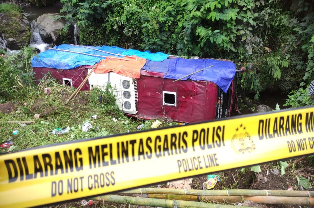 Sopir dan kernet bus yang masuk jurang sungai di kawasan wisata Guci, Kabupaten Tegal, jadi tersangka dan ditahan. Kecelakaan maut itu menewaskan dua orang.