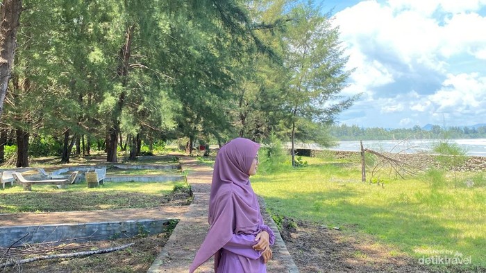 Pantai Sirombu