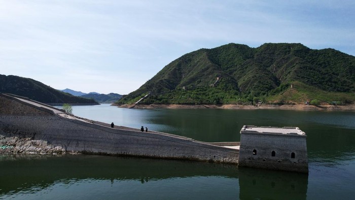 Tembok Besar China yang Hilang Kini Muncul dari Dasar Danau CHENGDE, CHINA - MAY 08: Aerial view of the underwater Great Wall located in the Panjiakou reservoir on May 8, 2023 in Chengde, Hebei Province of China. The underwater Great Wall belongs to the Panjiakou castle which was an important military pass in Ming dynasty (1368-1644). After the Panjiakou reservoir was built in 1975, some part of the Great Wall was submerged. (Photo by Zhai Yujia/China News Service/VCG via Getty Images)