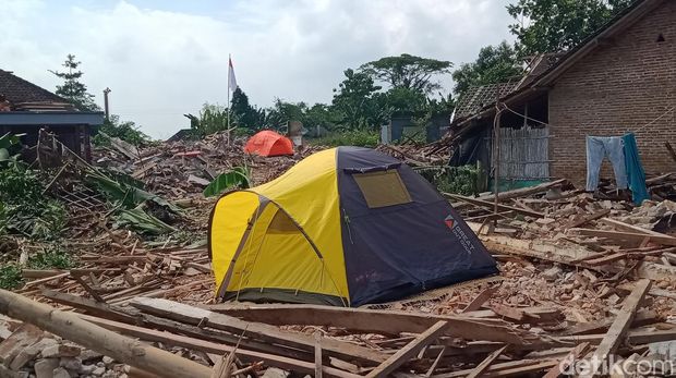 Tenda didirikan di lahan bekas 6 rumah warga Desa Pepe, Kecamatan Ngawen, Klaten, yang dieksekusi proyek Tol Jogja-Solo, Kamis (11/5/2023).