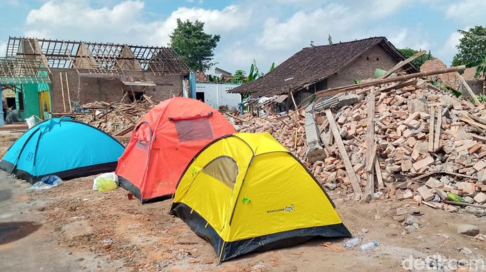 Tenda didirikan di lahan bekas 6 rumah warga Desa Pepe, Kecamatan Ngawen, Klaten, yang dieksekusi proyek Tol Jogja-Solo, Kamis (11/5/2023).