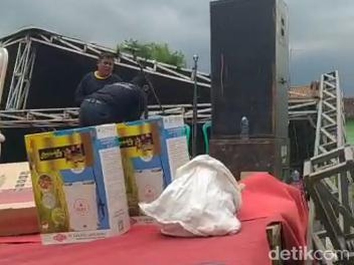 Tenda panggung di Bojonegoro ambruk setelah diterjang angin kencang