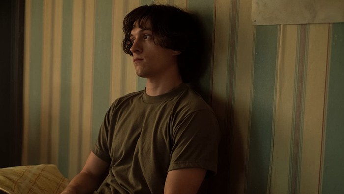 Penampilan Tom Holland di The Crowded Room (2023).