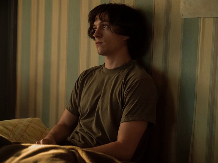 Penampilan Tom Holland di The Crowded Room (2023).