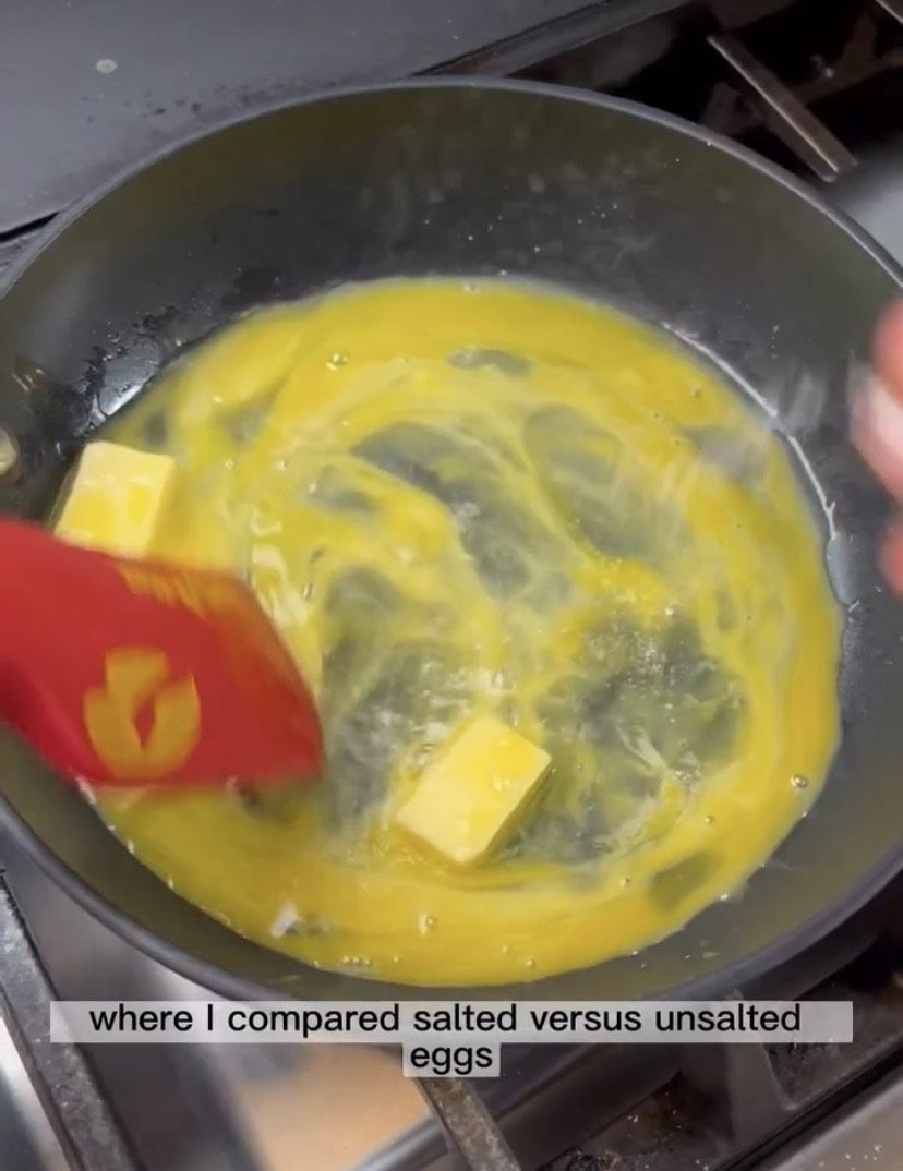 Tips membuat telur orak-arik, masukkan garam di awal atau akhir?