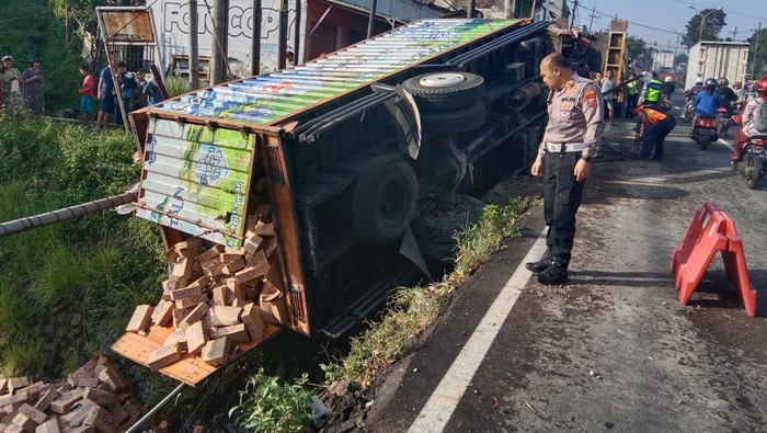 Truk Fuso muatan minuman terguling setelah tabrak jembatan