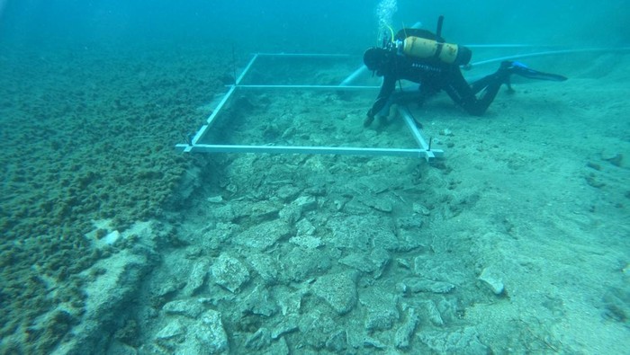 Para arkeolog di Kroasia menemukan tumpukan bebatuan di dasar Laut Mediterania dengan lebar 4 meter yang diduga pada masa lalu dimanfaatkan sebagai jalan raya.