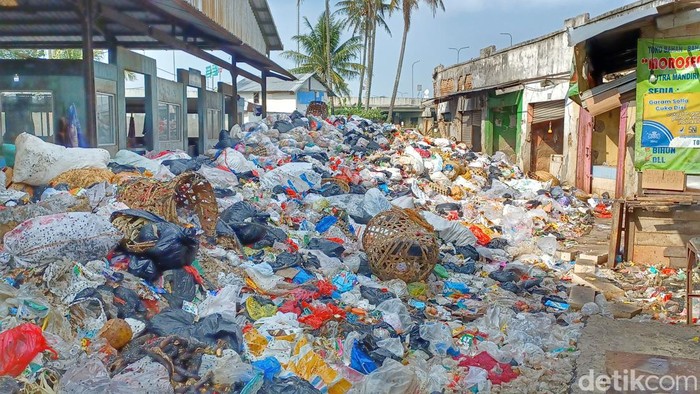 Tumpukan sampah di Pasar Sehat Cileunyi, Kabupaten Bandung.