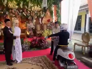 Viral Pemotor Wanita Terobos Tenda Hajatan, Semua Auto Bengong