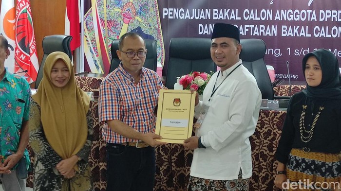 Wagub Jateng, Gus Yasin mendaftar menjadi bakal calon anggota DPD RI di KPU Jateng, Semarang, Kamis (11/5/2023).
