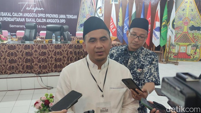 Wagub Jateng, Gus Yasin mendaftar menjadi bakal calon anggota DPD RI di KPU Jateng, Semarang, Kamis (11/5/2023).