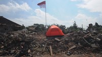 Warga mendirikan tenda di atas puing-puing rumahnya pascaeksekusi pembangunan jalan tol Solo-Yogyakarta di Pepe, Ngawen, Klaten, Jawa Tengah, Kamis (11/5/2023). 