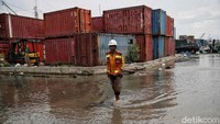 Masyarakat dapat memantau informasi terkini mengenai gelombang air laut pada laman bpbd.jakarta.go.id/gelombanglaut. 