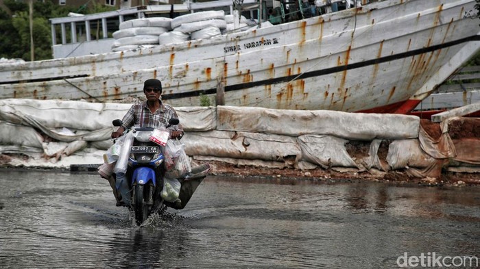 BPBD DKI Jakarta mengumumkan adanya potensi banjir rob di pesisir Jakarta. Untuk itu, masyarakat khususnya yang tinggal di wilayah pesisir diminta waspada.