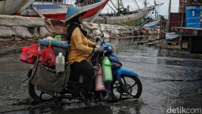 BPBD DKI Jakarta mengumumkan adanya potensi banjir rob di pesisir Jakarta. Untuk itu, masyarakat khususnya yang tinggal di wilayah pesisir diminta waspada.