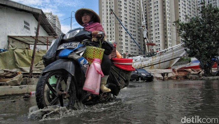 BPBD DKI Jakarta mengumumkan adanya potensi banjir rob di pesisir Jakarta. Untuk itu, masyarakat khususnya yang tinggal di wilayah pesisir diminta waspada.