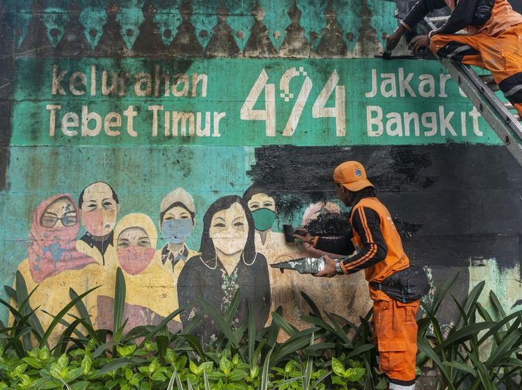 Mural Tampilkan Masker di Jakarta Mulai Dihapus, Bye-bye COVID!