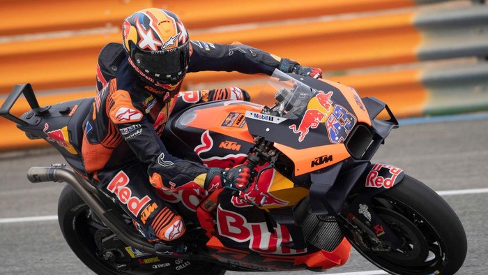 JEREZ DE LA FRONTERA, SPAIN - APRIL 30: Jack Miller of Australia and Bull KTM Factory Racing rounds the bend during the MotoGP wurm up during the MotoGP Of Spain - Race on April 30, 2023 in Jerez de la Frontera, Spain. (Photo by Mirco Lazzari/Getty Images)