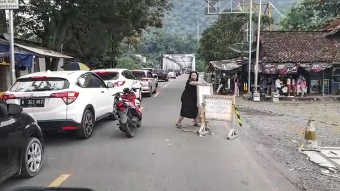 Aksi emak-emak berdaster di Sukabumi yang kawal ambulans.