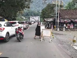 Aksi Heroik Pemotor Emak-emak Berdaster Kawal Ambulans Bawa Bayi Kritis