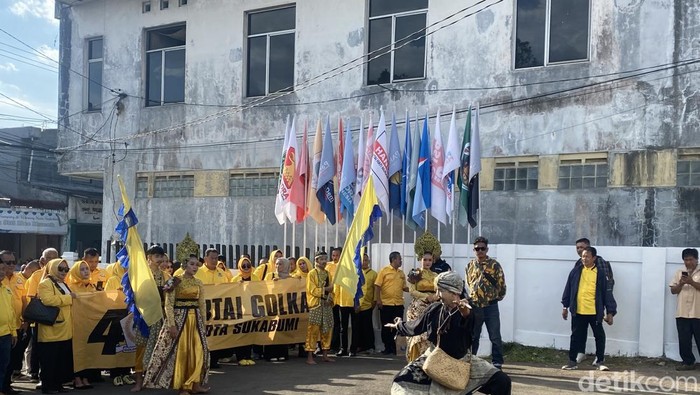 Aksi lengser Sunda iringi pendaftaran bacaleg Partai Golkar ke KPU Kota Sukabumi