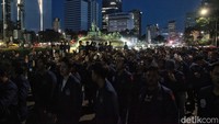 Selain itu, mereka menuntut penuntasan kasus pelanggaran HAM.