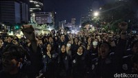 Para mahasiswa meneriakan beragam yel-yel.
