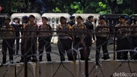 Hingga pukul 18.40 WIB, aksi masih berlangsung dengan penjagaan ketat kepolisian. 