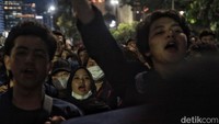 Jalan Medan Merdeka Barat ditutup di kedua arah.