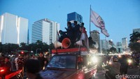 Mahasiswa Universitas Trisakti menggelar demonstrasi memperingati 25 tahun tragedi 12 Mei, di Patung Kuda, Jl Medan Merdeka Barat, Jumat (12/5/2023).
