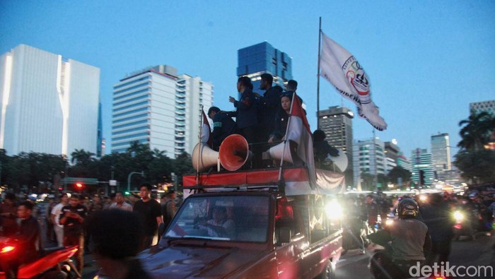 Aksi Mahasiswa Peringati 25 Tahun Tragedi 12 Mei Mahasiswa Universitas Trisakti gelar aksi di Patung Kuda, Jl Medan Merdeka Barat, Jumat (12/5/2023). Mereka memperingati 25 tahun tragedi 12 Mei.