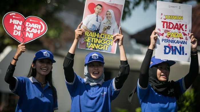 Mahasiswa Politeknik Akbara Solo melakukan aksi simpatik dengan membentangkan poster Menolak Menikah Muda di Solo, Jawa Tengah, Jumat (12/5/2023). Aksi tersebut sebagai bentuk keprihatinan atas tingginya angka penikahan dini di Indonesia yang tercatat meningkat dalam tiga tahun terakhir. ANTARA FOTO/Mohammad Ayudha/foc.