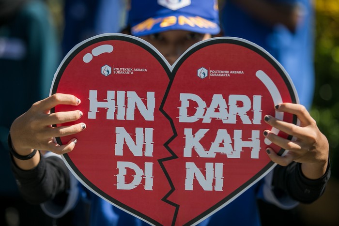 Mahasiswa Politeknik Akbara Solo melakukan aksi simpatik dengan membentangkan poster Menolak Menikah Muda di Solo, Jawa Tengah, Jumat (12/5/2023). Aksi tersebut sebagai bentuk keprihatinan atas tingginya angka penikahan dini di Indonesia yang tercatat meningkat dalam tiga tahun terakhir. ANTARA FOTO/Mohammad Ayudha/foc.
