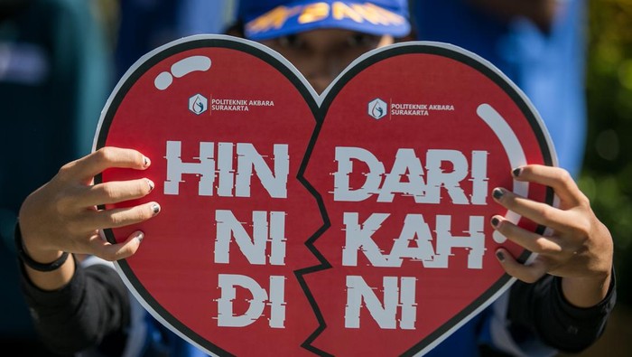 Mahasiswa Politeknik Akbara Solo melakukan aksi simpatik dengan membentangkan poster Menolak Menikah Muda di Solo, Jawa Tengah, Jumat (12/5/2023). Aksi tersebut sebagai bentuk keprihatinan atas tingginya angka penikahan dini di Indonesia yang tercatat meningkat dalam tiga tahun terakhir. ANTARA FOTO/Mohammad Ayudha/foc.