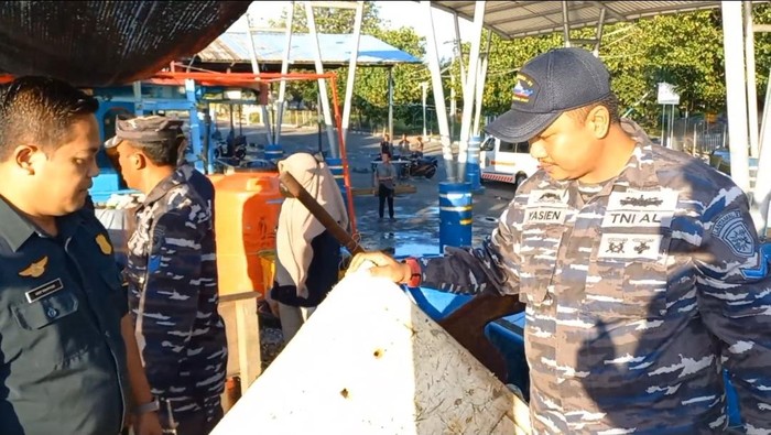 Anggota Pos Kamladu TNI AL Mayangan Kopda RDL Yasien Latif saat memeriksa rakit yang dibuat ABK yang selamat