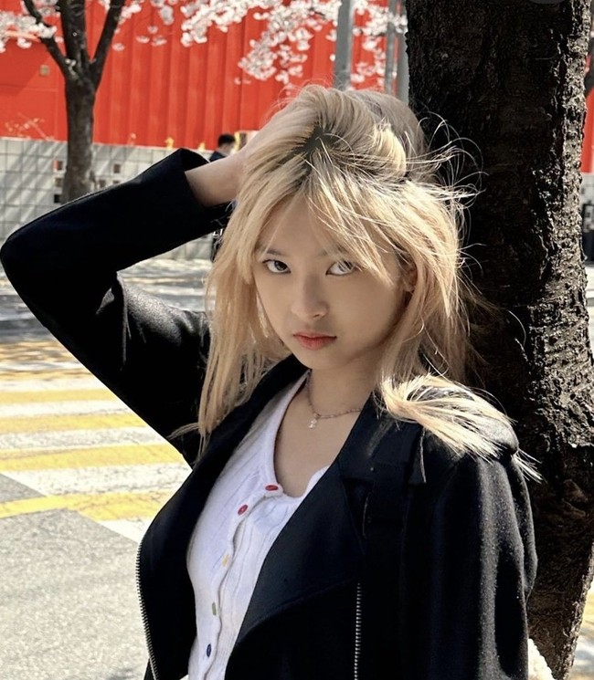 Aku sangat berharap ke depannya, dia akan populer seperti Lisa dan membuat pengaruh secara global. Itu harapan pribadiku, ujar bos YG Entertainment, Yang Hyun Suk dalam video pengenalan Chiquita. Penggemar dapat menantikan debut girlgroup BABYMONSTER pada 27 November mendatang. Foto: Instagram