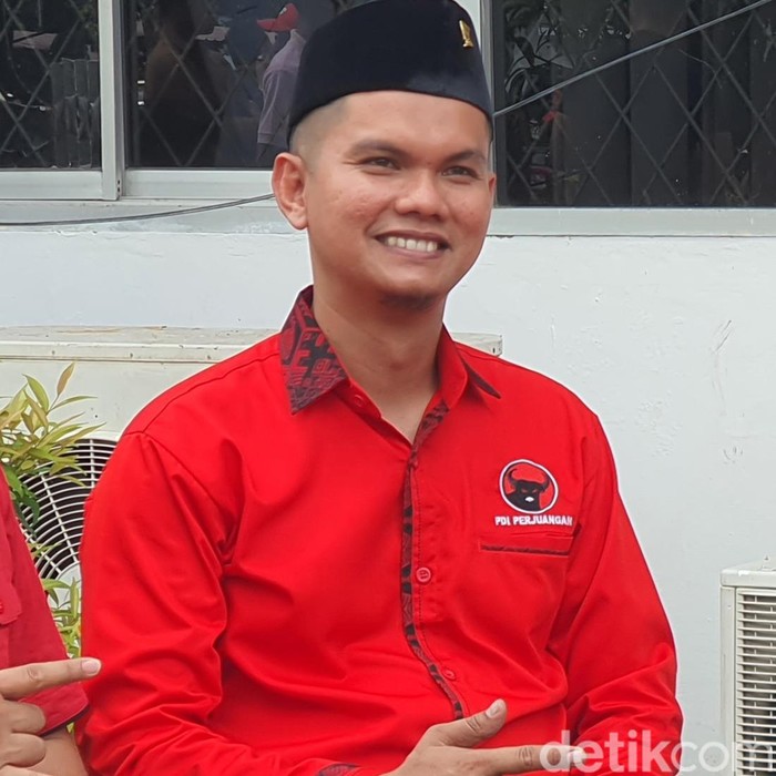 Bambang, pemuda viral cor jalan rusak Nyaleg dari PDIP. (Raja Adil Siregar/detikcom)
