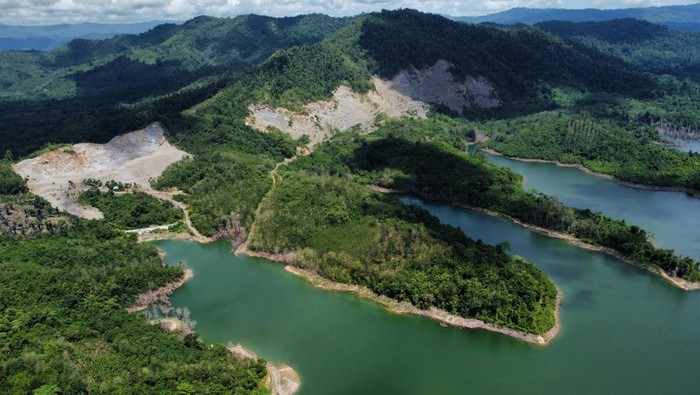 Foto udara bendungan Ladongi di Kecamatan Ladongi, Kolaka Timur, Sulawesi Tenggara, Jumat (12/5/2023). Bendungan Ladongi yang berkapasitas 45,9 juta meter kubik air dengan luas genangan sekitar 222 hektare itu untuk mengairi daerah irigasi seluas 3.604 hektare yang berada di empat kabupaten yakni di Kabupaten Kolaka Timur, Konawe, Konawe Selatan, dan Kolaka. ANTARA FOTO/Jojon/nym.