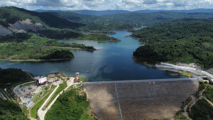 Begini Megahnya Bendungan Pertama di Sulawesi Tenggara Foto udara bendungan Ladongi di Kecamatan Ladongi, Kolaka Timur, Sulawesi Tenggara, Jumat (12/5/2023). Bendungan Ladongi yang berkapasitas 45,9 juta meter kubik air dengan luas genangan sekitar 222 hektare itu untuk mengairi daerah irigasi seluas 3.604 hektare yang berada di empat kabupaten yakni di Kabupaten Kolaka Timur, Konawe, Konawe Selatan, dan Kolaka. ANTARA FOTO/Jojon/nym.