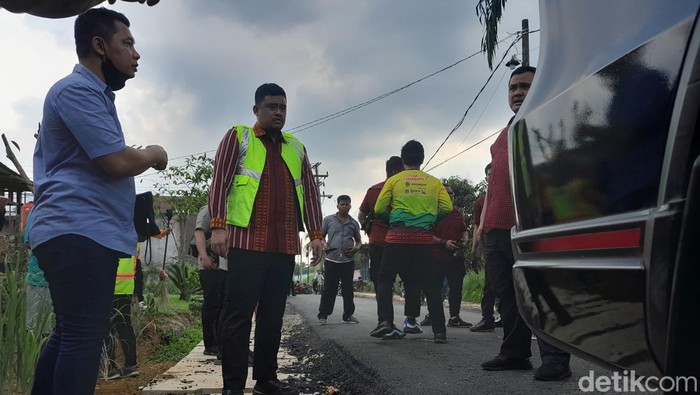 Bobby mendatangi lokasi proyek aspal jalan senilai Rp 1,5 miliar yang mudah terkelupas. (Nizar Aldi/detikSumut)