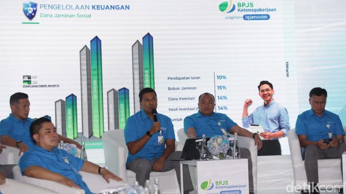 BP Jamsostek Bayar Klaim Rp 49 T Sepanjang 2022 BPJS Ketenagakerjaan gelar public expose di Plaza BPJAMSOSTEK Jakarta, Jum'at (12/5). BP Jamsostek sepanjang 2022 membayar klaim peserta Rp 49,04 triliun.